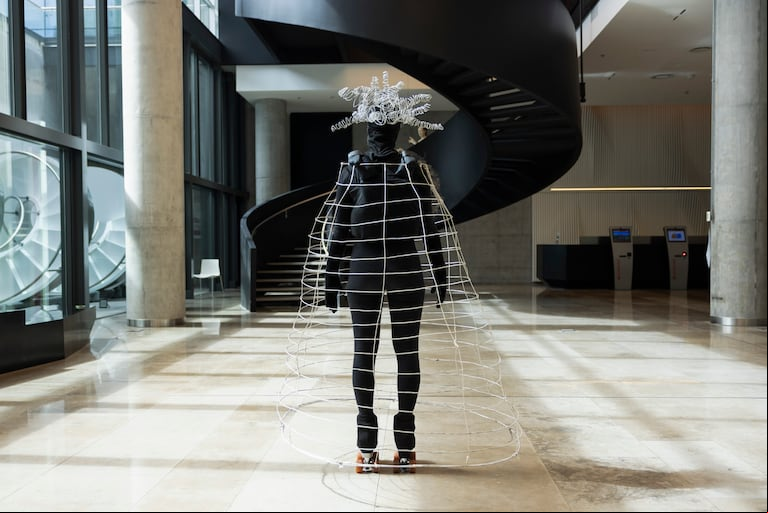 Arte en acción. La muestra incluye performances como la que se vio en la inauguración. (Foto: Gentileza Valeria Conte Mac Donell)