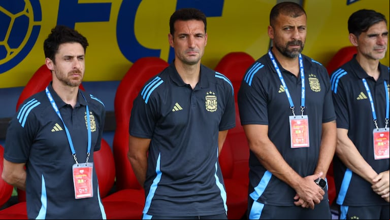 Aseguran que Walter Samuel dejaría el cuerpo técnico de la Selección argentina para ir a entrenar a Europa. (@Argentina)