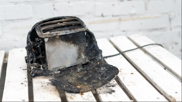 Así puede quedar una tostadora en un caso grave (Foto: Adobe Stock).