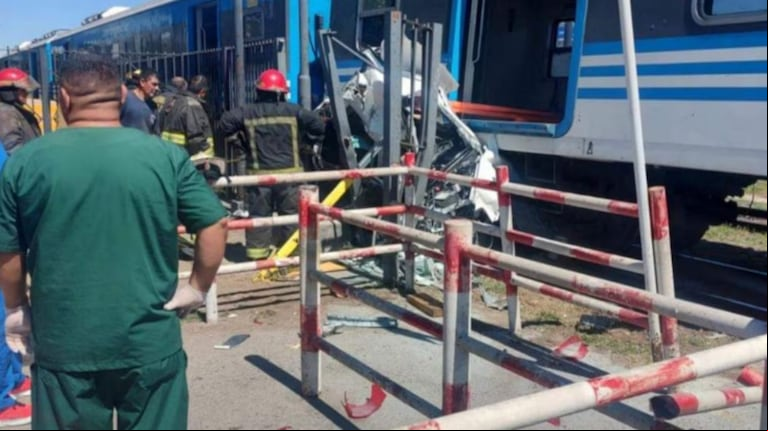 Así quedó el auto arrollado por una formación de la línea Belgrano Sur. (Foto: Twitter/@solotransito).