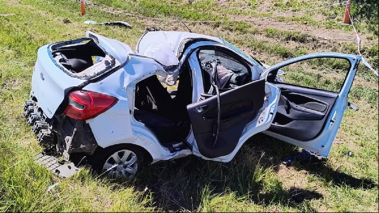 Así quedó el Ford Ka en el que viajaban las víctimas. (Foto: El Doce)