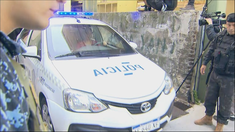 Así se llevaban al excustodio de Maradona del Tribunal Oral en lo Criminal Nº3 de San Isidro. (Foto: captura TN).
