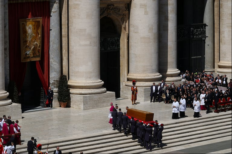 Así trasladaron el féretro de Francisco tras la misa. (Foto: REUTERS/Kai Pfaffenbach).
