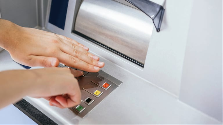 Atención: cómo detectar clonadores de tarjetas en los cajeros automáticos. (Foto: AdobeStock)