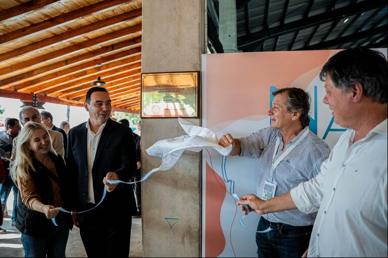 Autoridades descubrieron una placa conmemorativa en el nuevo galpón de juras. (Foto: Expoagro).