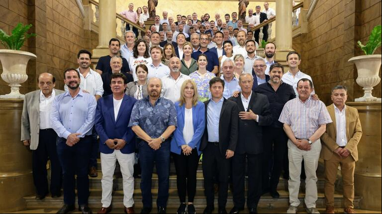 Axel Kicillof junto a intendentes peronistas bonaerenses. (Foto: Prensa Provincia de Buenos Aires).
