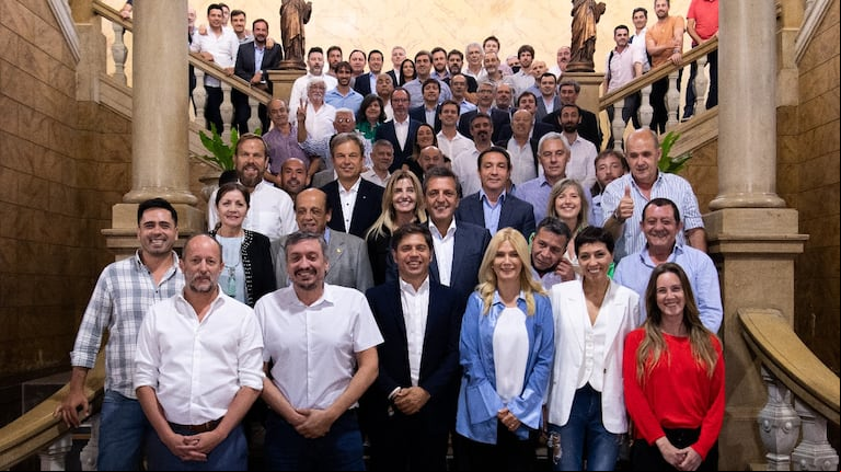 Axel Kicillof,  Sergio Massa y Máximo Kirchner, con los intendentes del oficialismo en la Gobernación. (Foto: Gobierno de Buenos Aires).