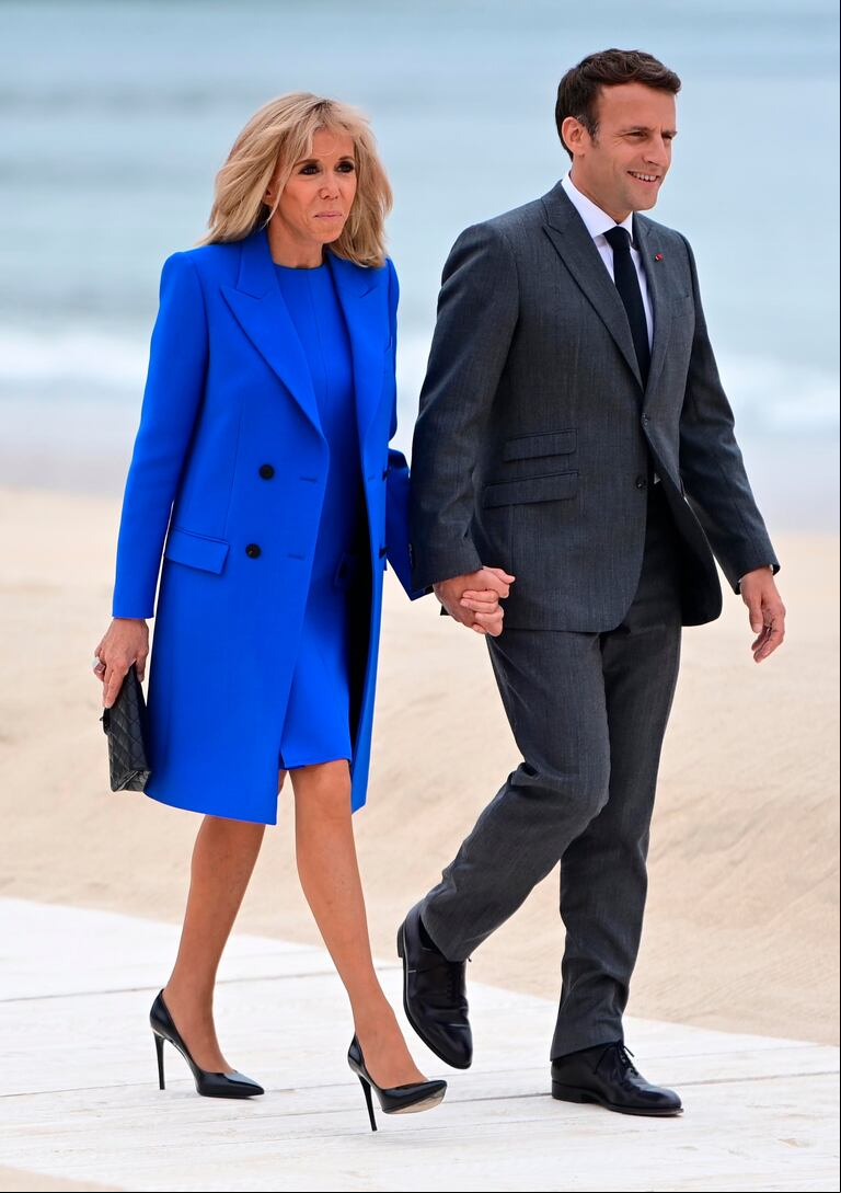 Azul Klein y negro, la apuesta de moda de Brigitte Macron. (Foto: EFE/EPA/NEIL HALL/POOL)