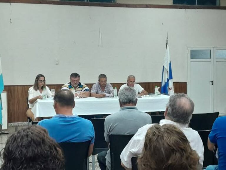 "Bajar los impuestos es indispensable para que el sector pueda respirar", afirmó Andrea Sarnari, presidenta de la Federación Agraria Argentina, durante la asamblea en Ramallo. (Foto: TN).