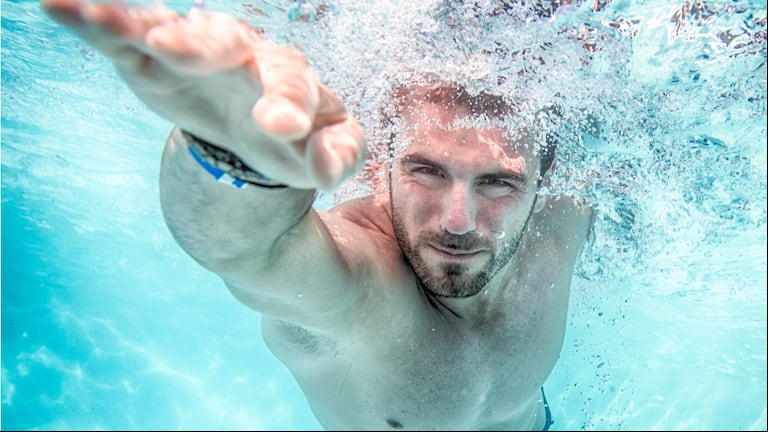 BAJO EL AGUA. Nadar no solo hace bien al cuerpo, también a la mente. 