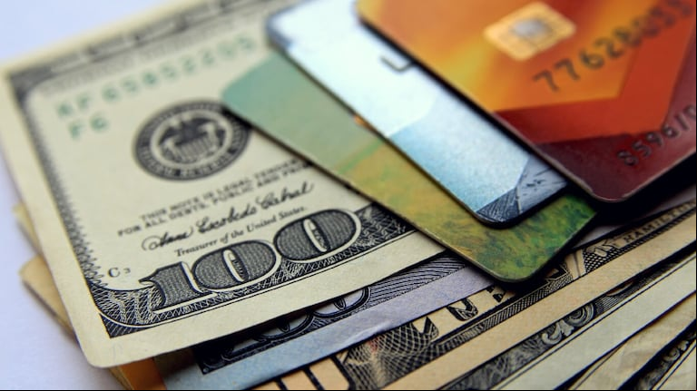 Banco por banco, la cotización del dólar oficial y dólar tarjeta este 2 de junio. (Foto: Adobe Stock)