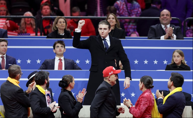 Barron Trump saluda durante la jura de su padre, Donald Trump (Foto: REUTERS/Mike Segar)