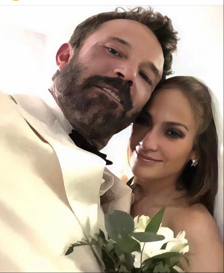 Ben Affleck y J Lo con sus looks de boda. (Foto: @robzangardi)