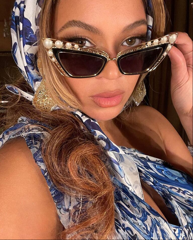 Beyoncé deslumbró en las redes con unos anteojos de lujo con incrustaciones de perlas. (Foto: Instagram/@beyonce).