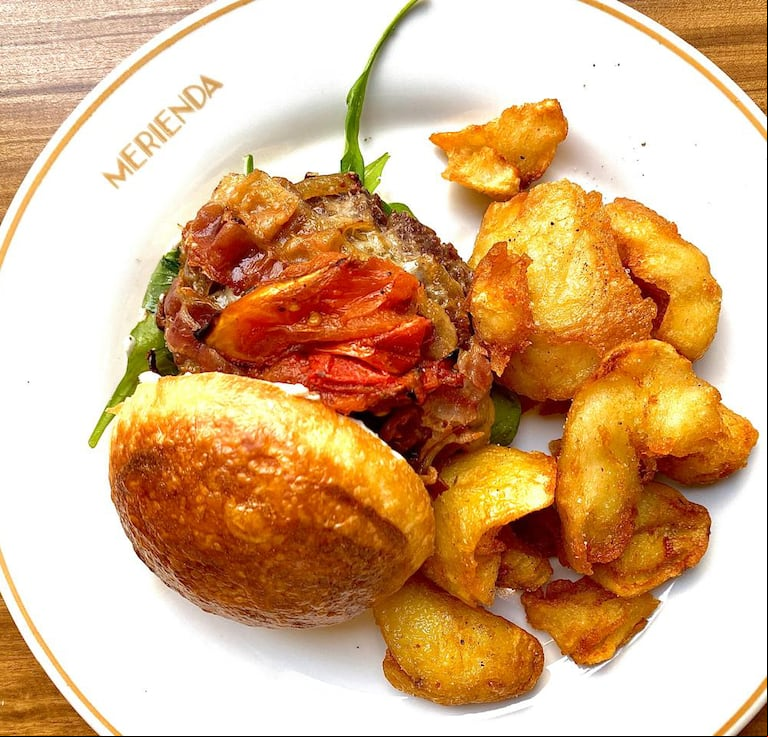Blen de carnes y pan artesanal en Palermo (Foto: Instagram/@merienda.ar)