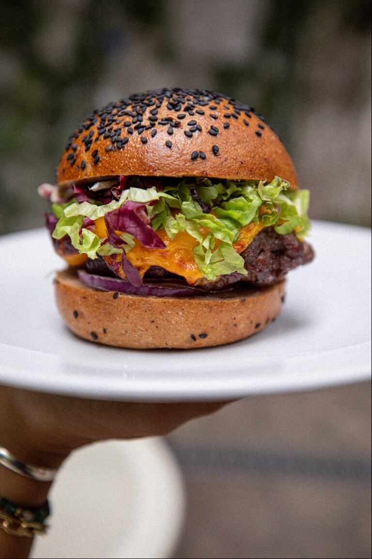 Blend de carnes y pan de trigo sarraceno (Foto Instagram/lasflores.bue)