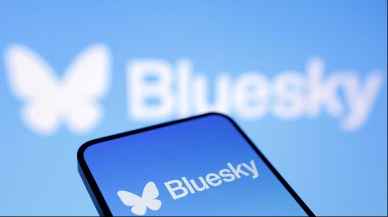 Bluesky es una red social "abierta" que rivaliza con X en el mundillo del microblogging. Ahora también apunta a TikTok. (Foto: Reuters/Dado Ruvic)