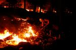 Bomberos trabajan a contrarreloj contra el fuego que quema los árboles en Christmas Valley cerca de South Lake Tahoe, California, EE.UU (Foto: Reuters).