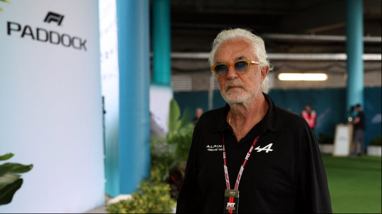 Briatore mantuvo una conversación con el equipo del mexicano Checo Pérez (Foto: Reuters).