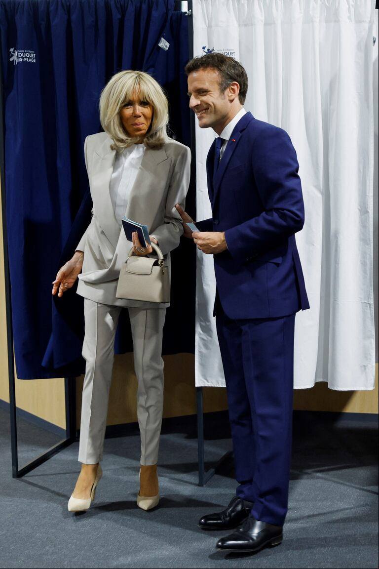 Brigitte Macron lució un elegante traje gris en la jornada de elecciones sas.(Foto: EFE/EPA/GONZALO FUENTES / POOL MAXPPP OUT)