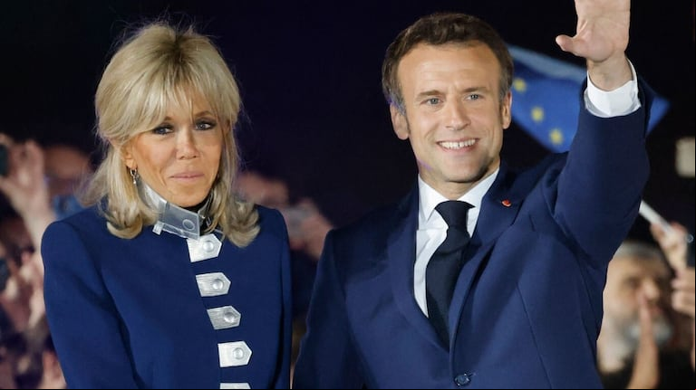 Brigitte Macron se vistió de azul para festejar la reelección, al igual que su marido. (Foto: Ludovic MARIN / AFP)