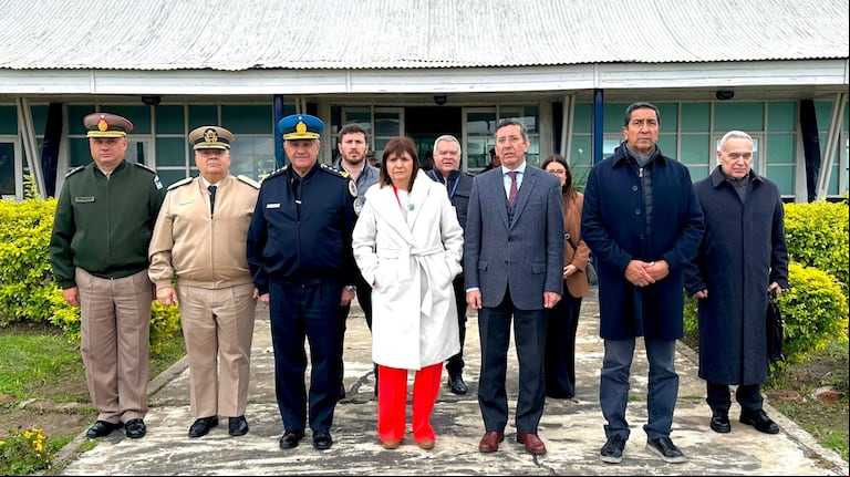 Bullrich viajó a Goya para seguir de cerca la investigación por la desaparición de Loan. (Foto: X / @patobullrich)
