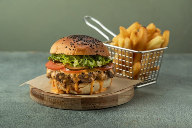 Burger "El retorno" acompañada con papas (Foto: Instagram/elretornoresto)
