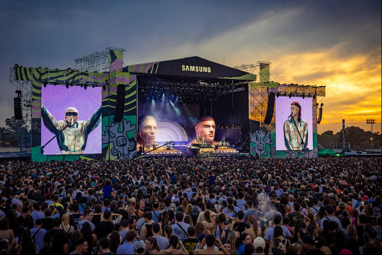 Ca7riel & Paco Amoroso interpretaron tanto canciones más recientes como las primeras de su carrera, y revolucionaron al público con su energía y propuesta disruptiva. (Foto: Prensa Lollapalooza Argentina).