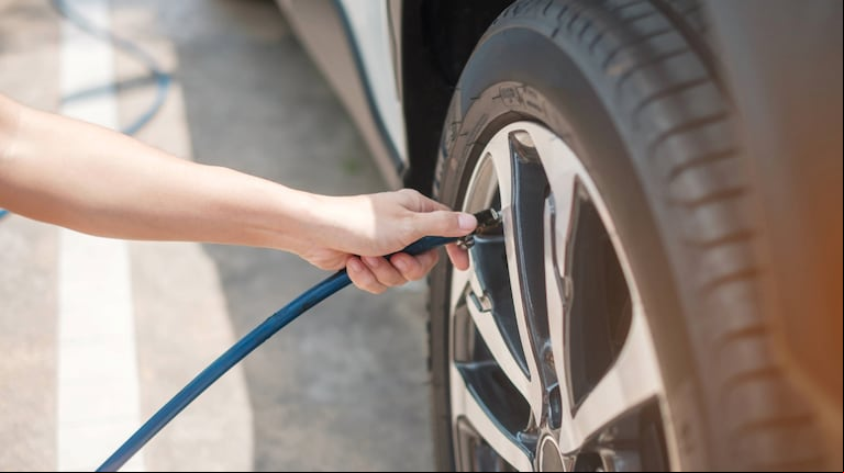 Cada cuánto se deben cambiar los neumáticos del auto y cómo saber si están “viejos” (Foto: AdobeStock).