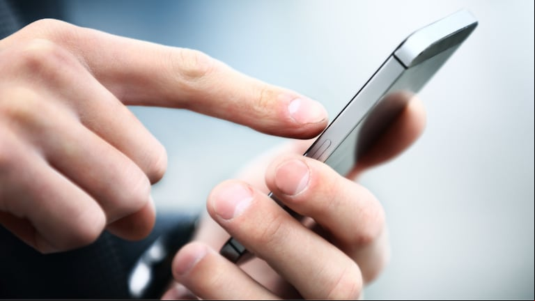 Cada dieciocho minutos, tenemos el impulso de agarrar nuestro celular, desbloquear la pantalla y deslizar el dedo hacia arriba y hacia abajo (Foto: Adobe Stock).