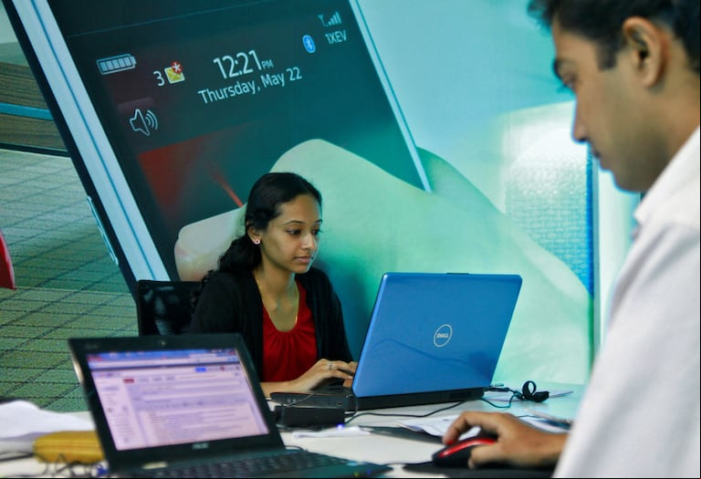 Cada vez más personas utilizan computadoras portátiles como única herramienta de trabajo. REUTERS/Sivaram V/File Photo