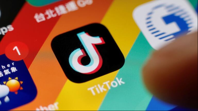 Cambios en TikTok, que se aleja de su naturaleza breve. (Foto: EFE/EPA/RITCHIE B. TONGO)