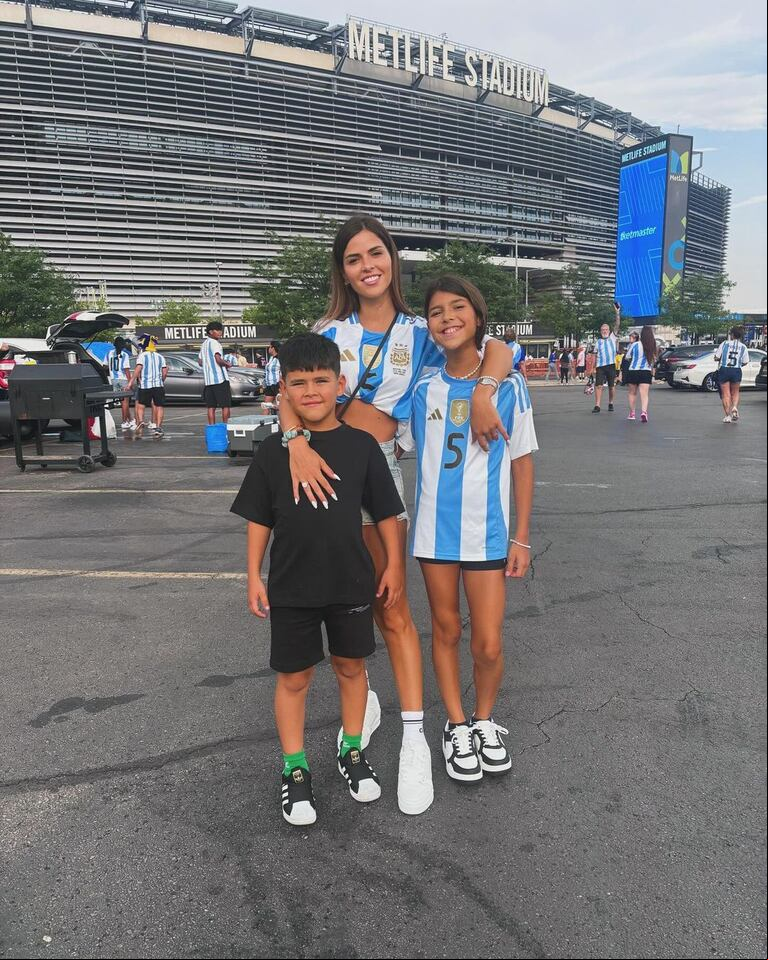 Camila Galante, con la camiseta anudada y minishort denim. (Foto: Instagram/@camilagalantee)