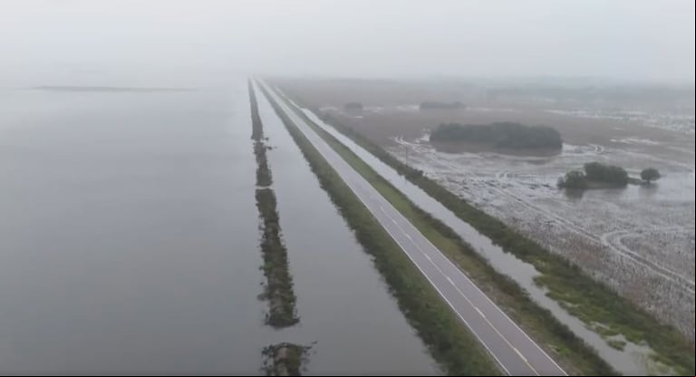 Campos anegados sobre la Ruta Provincial 36, donde la lluvia dejó sectores intransitables en el norte santafesino. (Foto: Captura de video).