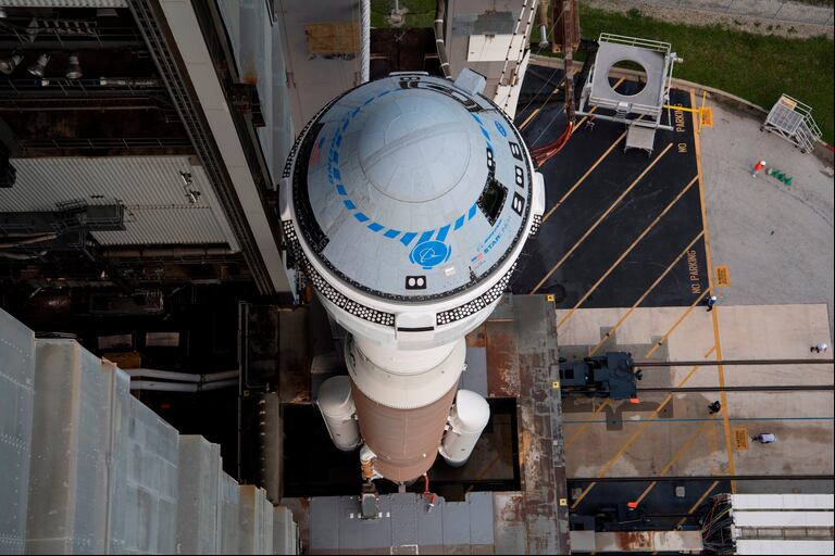 Cape Canaveral (United States), 02/08/2021.- A handout photo made available by the NASA shows A United Launch Alliance Atlas V rocket with Boeing's CST-100 Starliner spacecraft aboard is rolled rolled out Los elevados costos y la falta de reutilización fueron la razón del fin de un programa que llevó más de una década de trabajo. (Foto: NASA/Joel Kowsky)