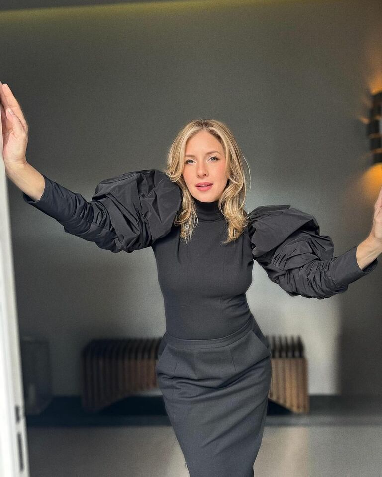 Carla Peterson con vestido total black con mangas jamón. (Foto: Instagram/@petersoncarla).