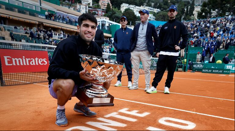 Carlos Alcaraz dio el gran golpe en Montecarlo y se acercó a Jannick Sinner en el ranking ATP. (EFE)