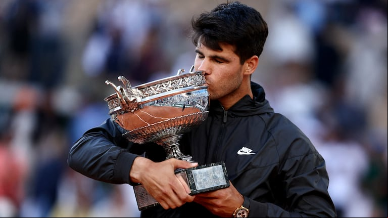 Carlos Alcaraz no pudo cumplir con una tradición de Roland Garros. (Foto: Reuters)