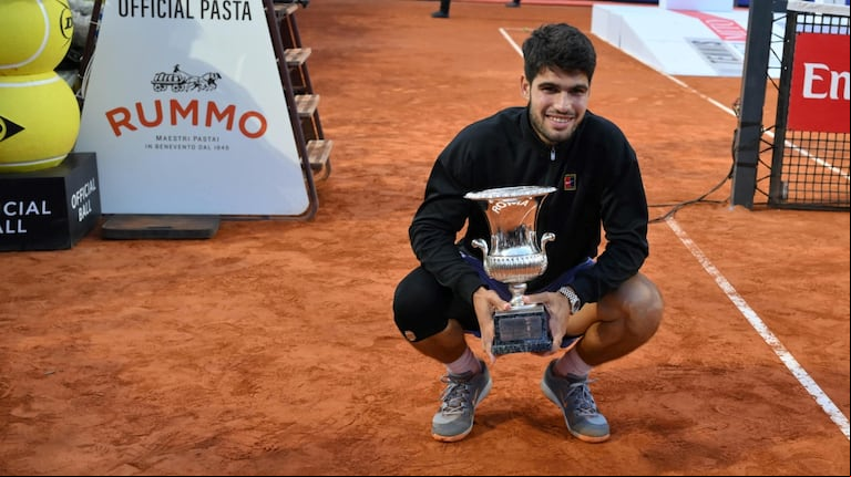 Carlos Alcaraz subió en el ranking ATP y se prepara para defender su corona en Roland Garros. (EFE)