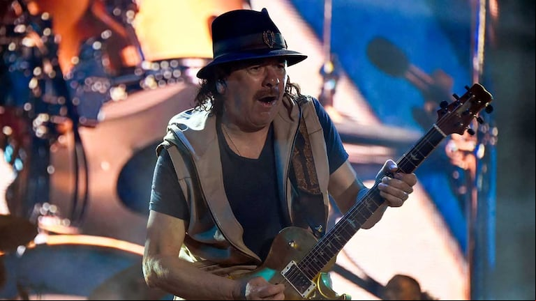 Carlos Santana dio positivo de Covid-19 (Foto: ALFREDO ESTRELLA / AFP)