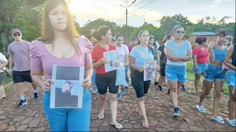 Carolina encabezó la marcha en pedido de justicia por el crimen. (Foto: gentileza El Territorio) 