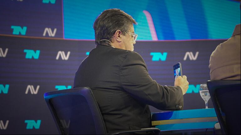 Caruso Lombardi se toma una selfie. (Foto: TN/Nicolás González)