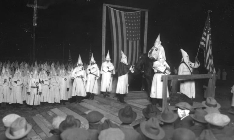 Ceremonia del Ku Klux Klan en Indiana, en 1922.