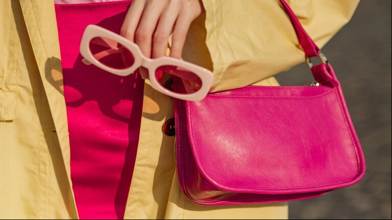 Chau a las carteras mini: el rio XL que vuelve con fuerza este año (Foto: Adobe Stock).