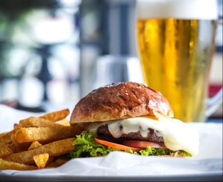 Chessburger de bife de chorizo en pan de papa (Instagram/lavicentelopezrestaurant)