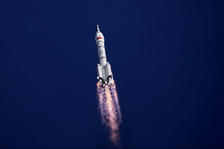 China dio un nuevo paso en su carrera espacial. (AP Foto/Andy Wong)
