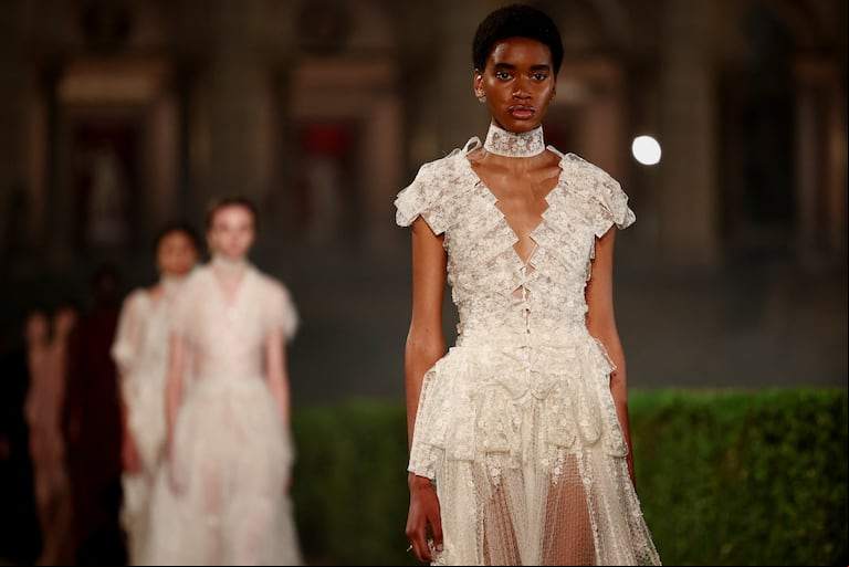 Christian Dior Cruise 2026 collection en Villa Albani Torlonia, Roma, Italia. (Foto: REUTERS/Guglielmo Mangiapane)