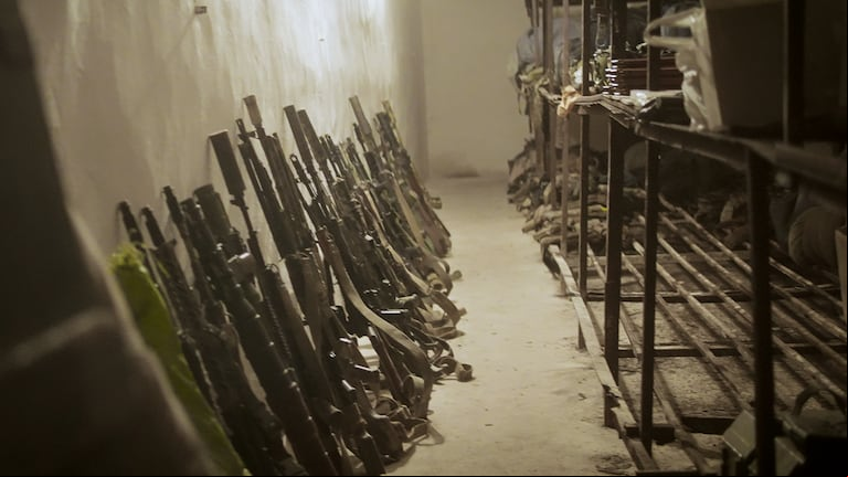 Cientos de armas a resguardo en uno de los búnker militares en la zona de combate en el Dombás. (Foto: Juan Pablo Chaves)