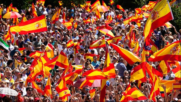 Cientos de asistentes a la concentración convocada por el Partido Popular contra el Gobierno de Pedro Sánchez bajo el lema 'Democracia o mafia' este domingo en la Plaza España de Madrid (Foto: EFE/Borja Sanchez-Trillo)