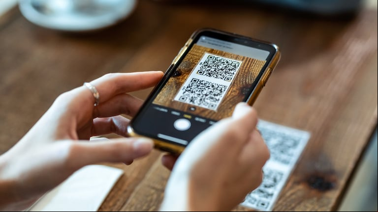Cómo es la nueva de estafa donde se intenta ver el menú de un restaurante y te vacían la cuenta bancaria (Foto: Adobe Stock).
